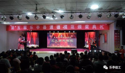 周海媚算不算顶级大美人？看看她和陈红、周慧敏合照就有答案了